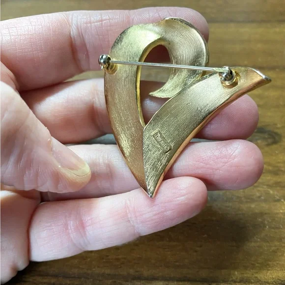 Trifari Crown Vintage Abstract Leaf Brooch with Brushed Finish From 50’s - 60’s - Picture 3 of 4